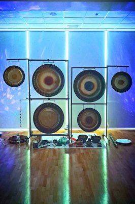 “ZA KOGA JE / NI”